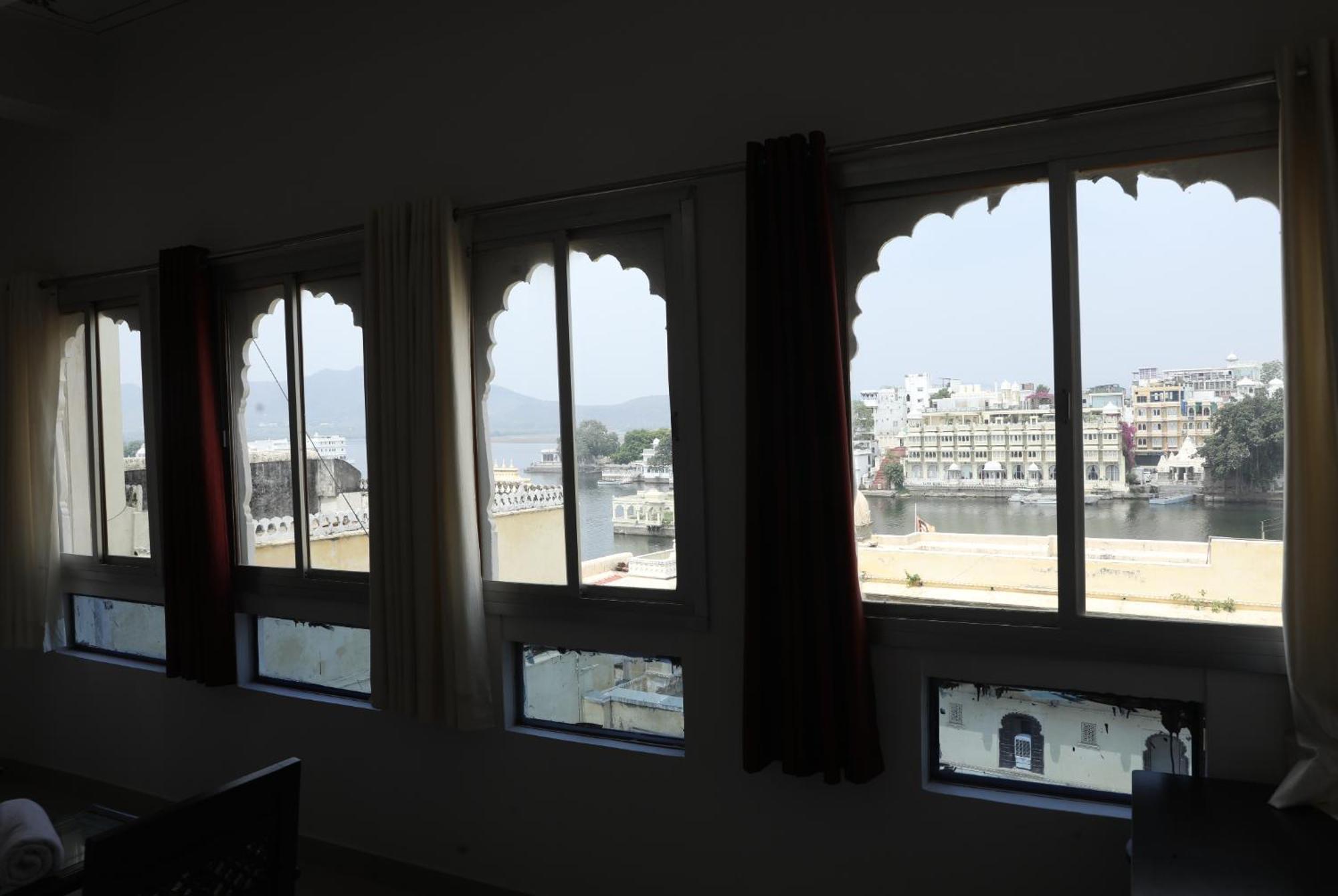 The Mama Hotel - Rooms And Dormitory Ουνταϊπούρ Εξωτερικό φωτογραφία