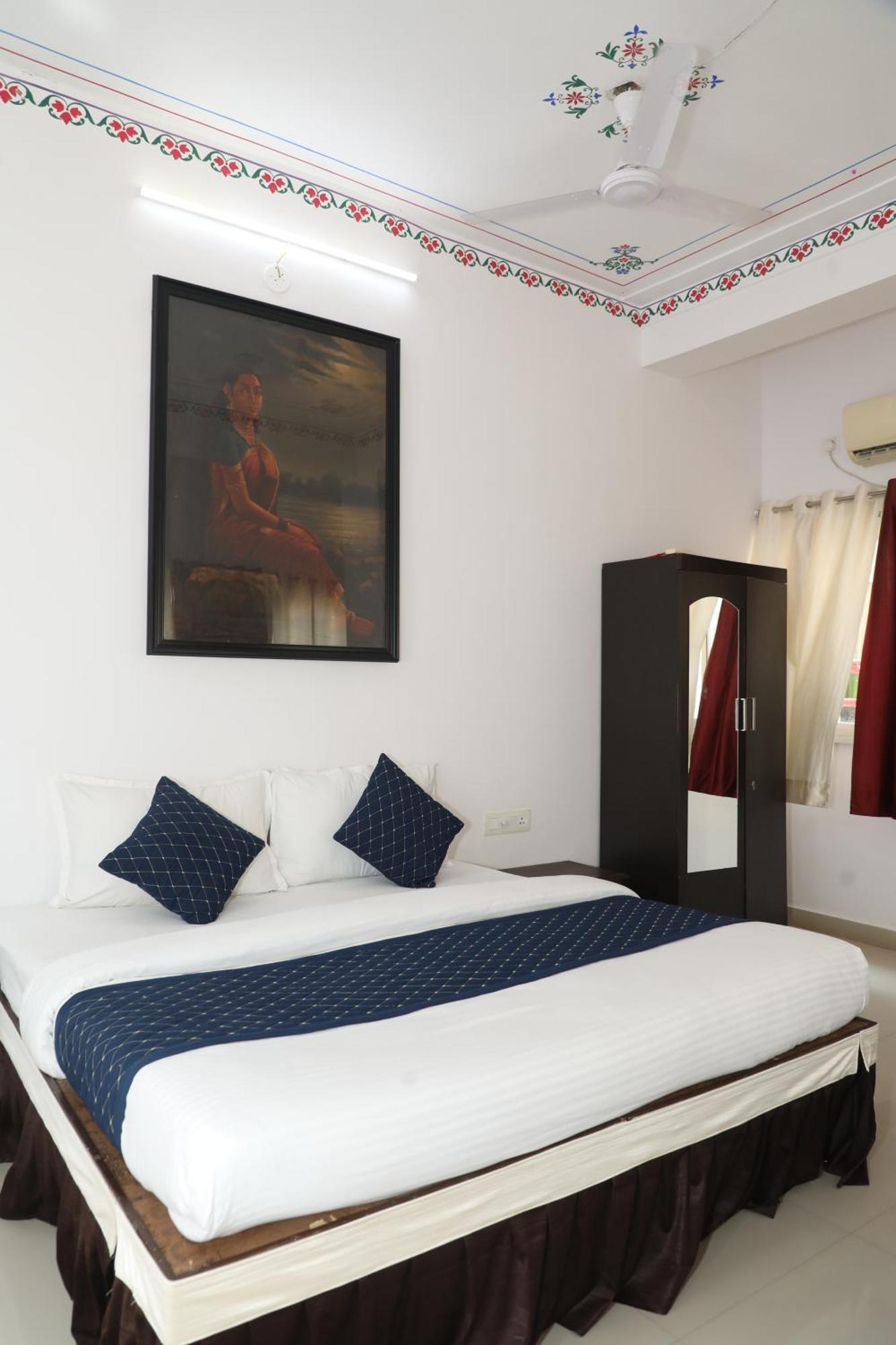 The Mama Hotel - Rooms And Dormitory Ουνταϊπούρ Εξωτερικό φωτογραφία
