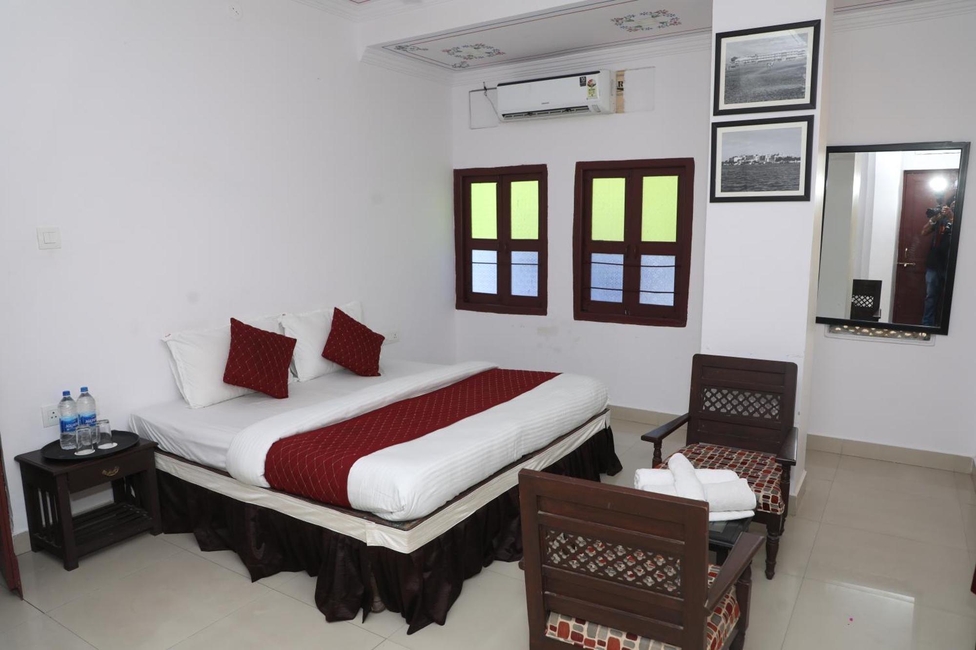 The Mama Hotel - Rooms And Dormitory Ουνταϊπούρ Εξωτερικό φωτογραφία