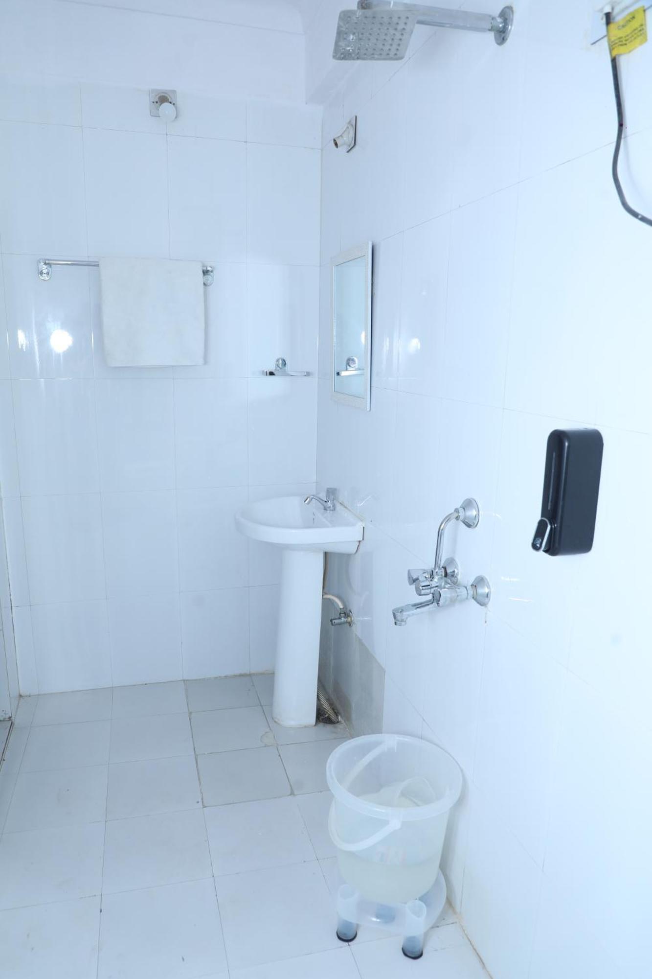 The Mama Hotel - Rooms And Dormitory Ουνταϊπούρ Εξωτερικό φωτογραφία